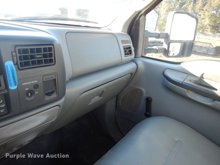 image for item HS9437 2004 Ford F450 Super Duty  flatbed truck