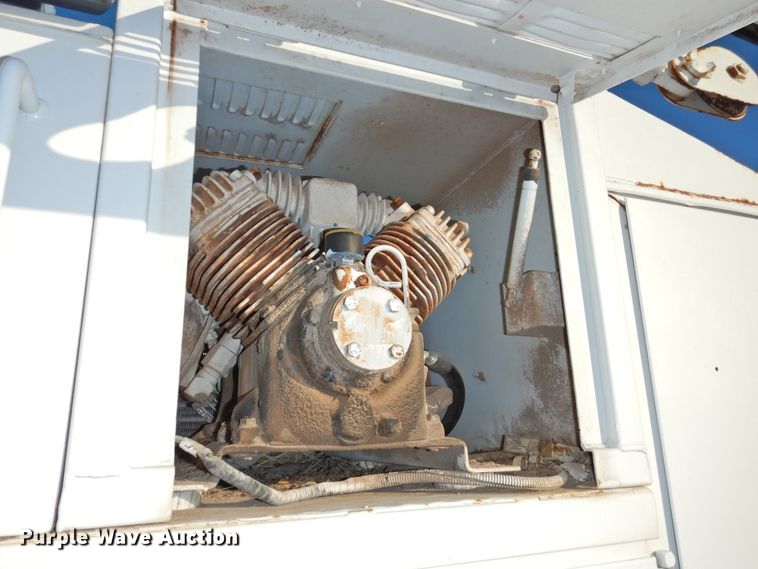 image for item HU9653 1997 GMC C6500  service truck with crane