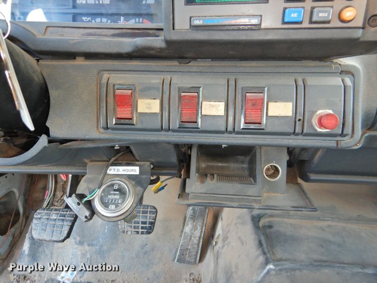 image for item HU9653 1997 GMC C6500  service truck with crane