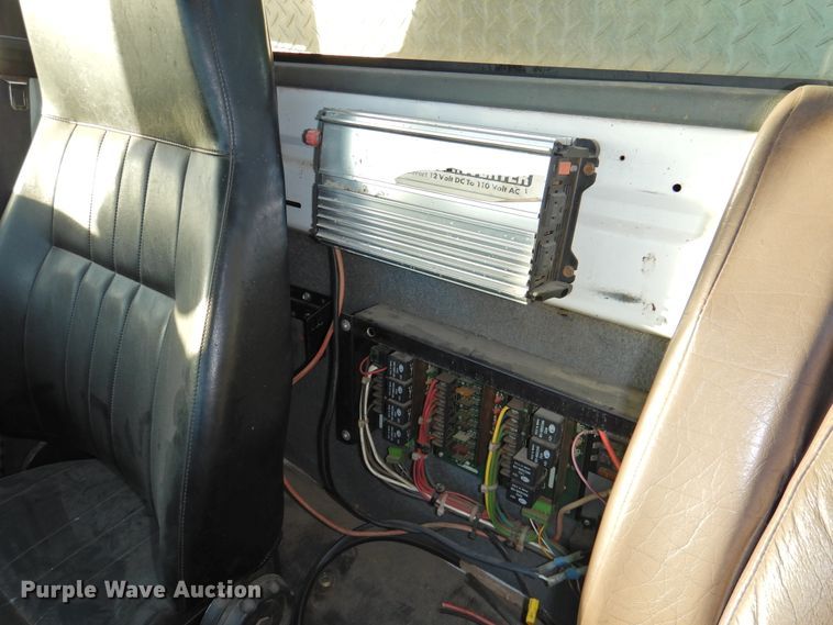 image for item HU9653 1997 GMC C6500  service truck with crane