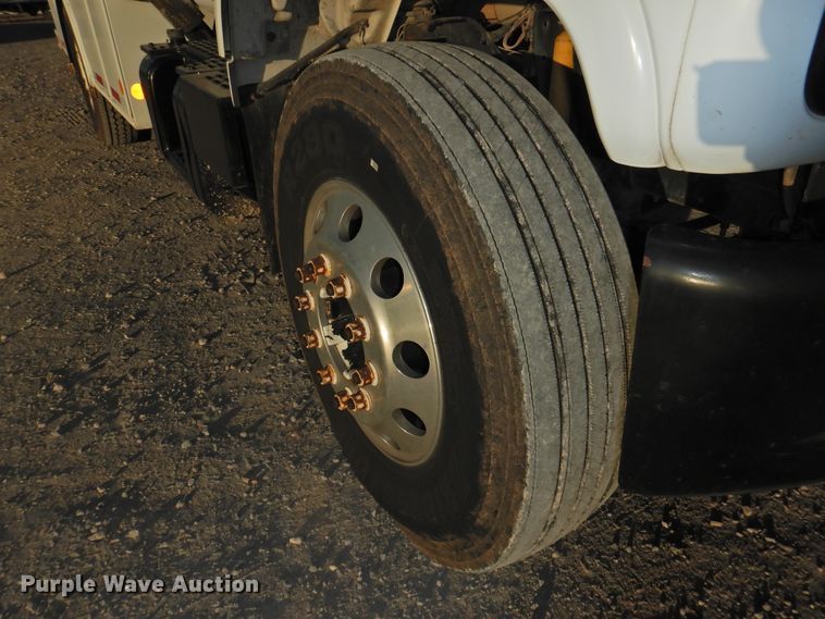 image for item HU9653 1997 GMC C6500  service truck with crane