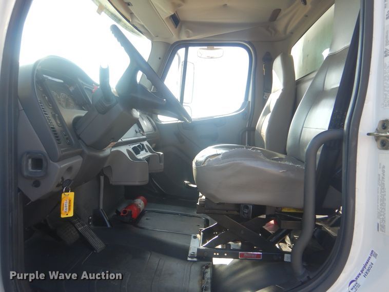 image for item HX9024 2005 Freightliner Business Class M2  box truck