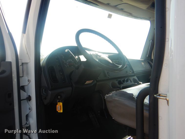 image for item HX9024 2005 Freightliner Business Class M2  box truck