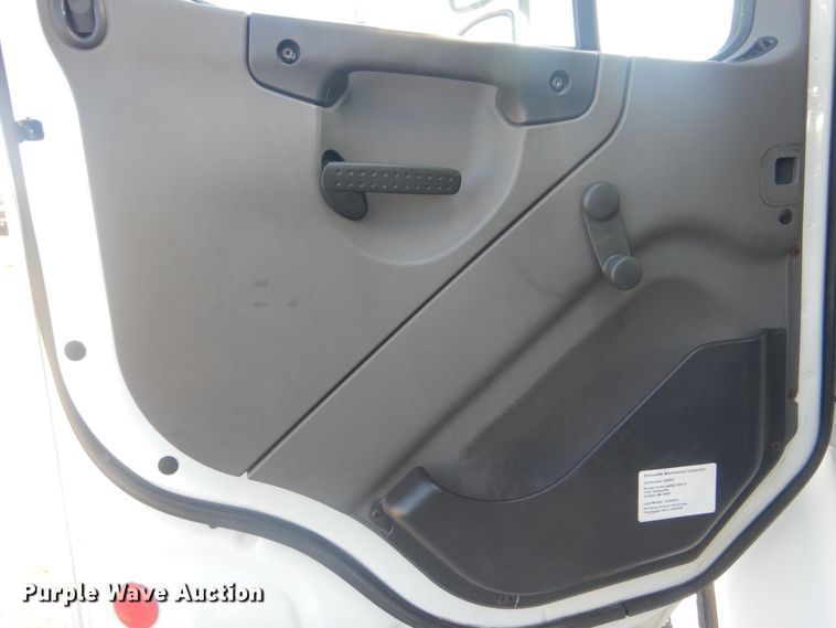 image for item HX9024 2005 Freightliner Business Class M2  box truck