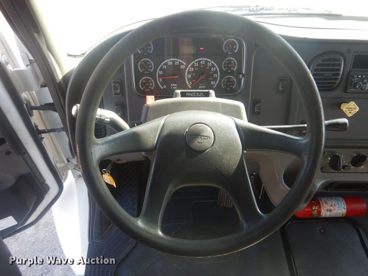 image for item HX9024 2005 Freightliner Business Class M2  box truck