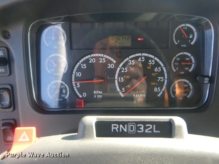 image for item HX9024 2005 Freightliner Business Class M2  box truck