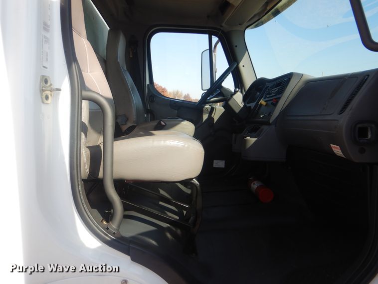 image for item HX9024 2005 Freightliner Business Class M2  box truck