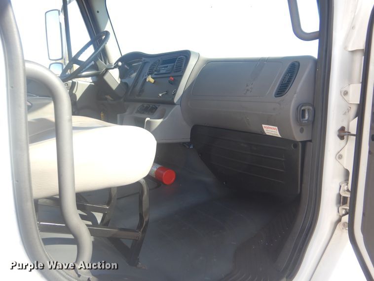 image for item HX9024 2005 Freightliner Business Class M2  box truck