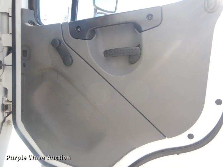 image for item HX9024 2005 Freightliner Business Class M2  box truck