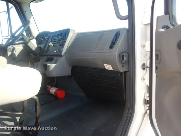 image for item HX9024 2005 Freightliner Business Class M2  box truck