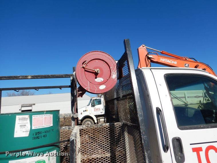 image for item AF9930 2006 Chevrolet C5500  flatbed truck