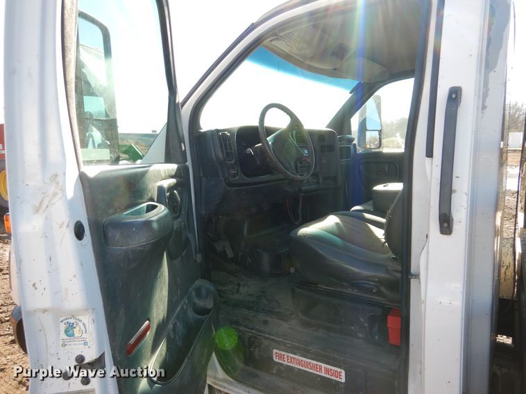 image for item AF9930 2006 Chevrolet C5500  flatbed truck