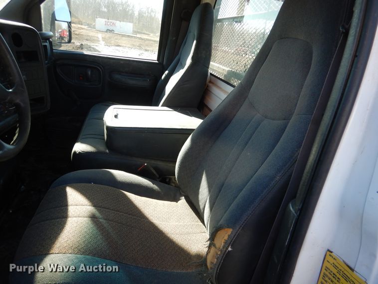 image for item AF9930 2006 Chevrolet C5500  flatbed truck