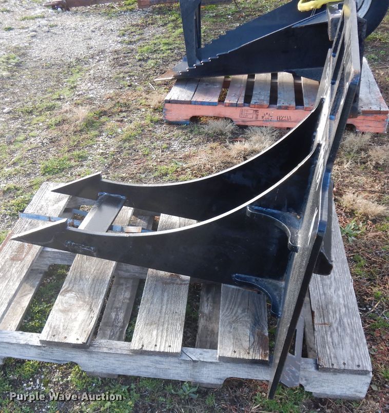 image for item DF6719 Skid steer root bucket