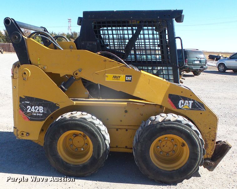 image for item DG8374 2013 Caterpillar 242B Series 3  skid steer loader