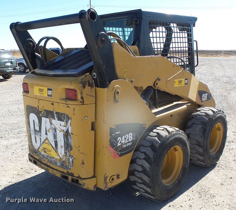 image for item DG8374 2013 Caterpillar 242B Series 3  skid steer loader