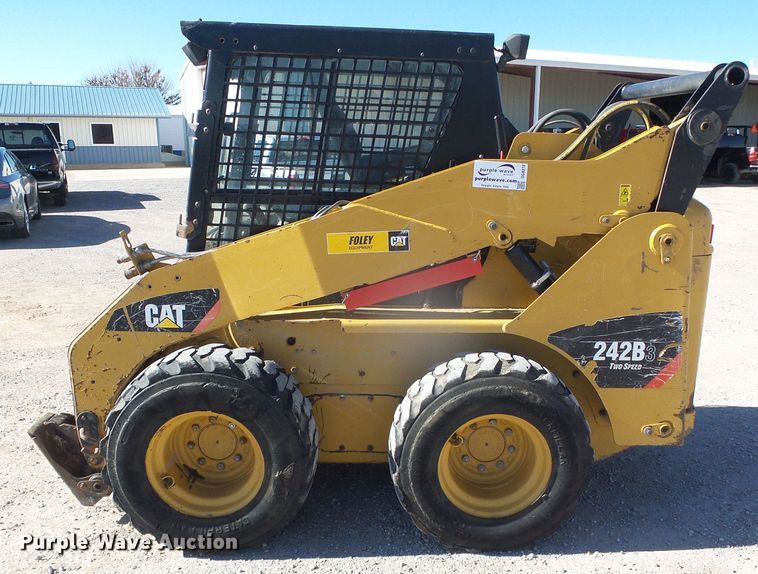 image for item DG8374 2013 Caterpillar 242B Series 3  skid steer loader