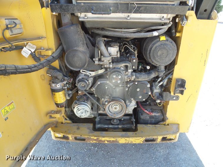 image for item DG8374 2013 Caterpillar 242B Series 3  skid steer loader