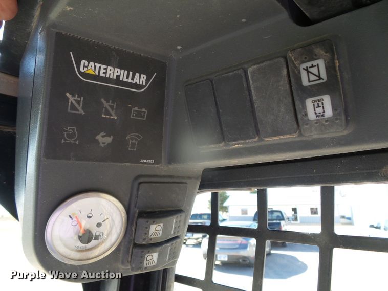 image for item DG8374 2013 Caterpillar 242B Series 3  skid steer loader