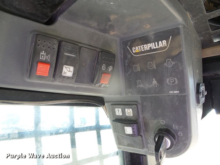 image for item DG8374 2013 Caterpillar 242B Series 3  skid steer loader