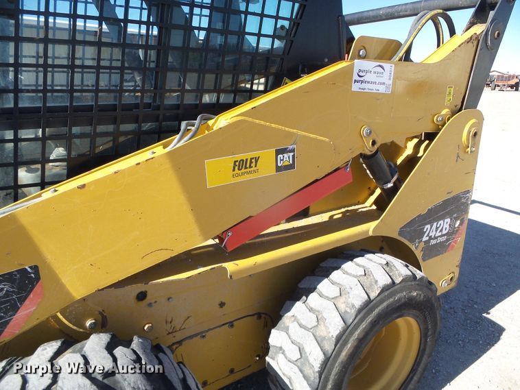 image for item DG8374 2013 Caterpillar 242B Series 3  skid steer loader