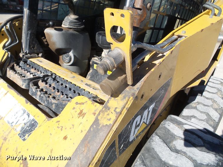 image for item DG8374 2013 Caterpillar 242B Series 3  skid steer loader