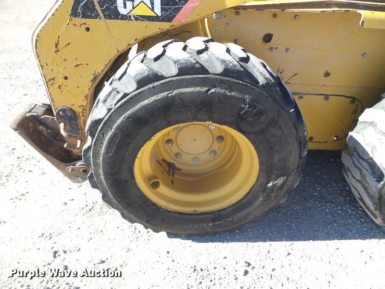 image for item DG8374 2013 Caterpillar 242B Series 3  skid steer loader