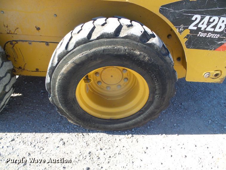 image for item DG8374 2013 Caterpillar 242B Series 3  skid steer loader