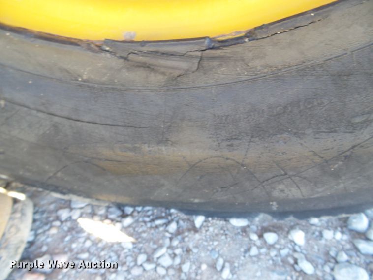 image for item DG8374 2013 Caterpillar 242B Series 3  skid steer loader