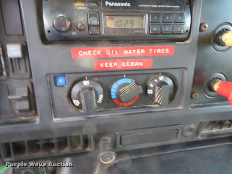 image for item DH3977 1995 International 4900  dump truck