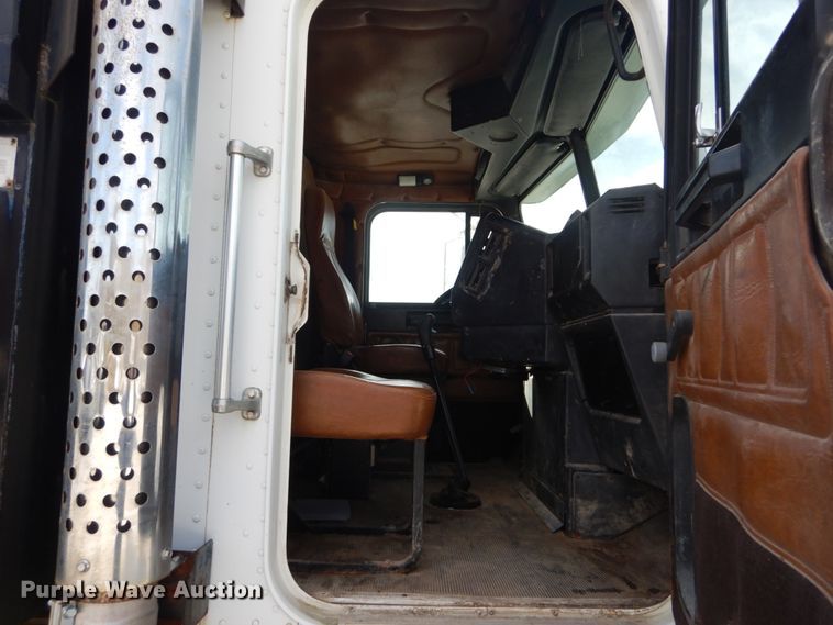 image for item DI1017 1993 Freightliner FLD  dump truck