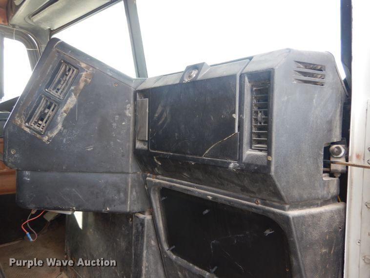 image for item DI1017 1993 Freightliner FLD  dump truck