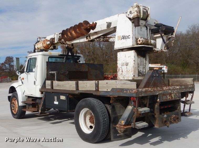 image for item DI1023 1993 International 4900  digger derrick truck