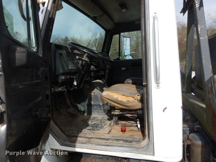 image for item DI1023 1993 International 4900  digger derrick truck