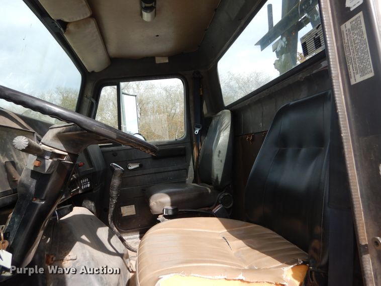 image for item DI1023 1993 International 4900  digger derrick truck