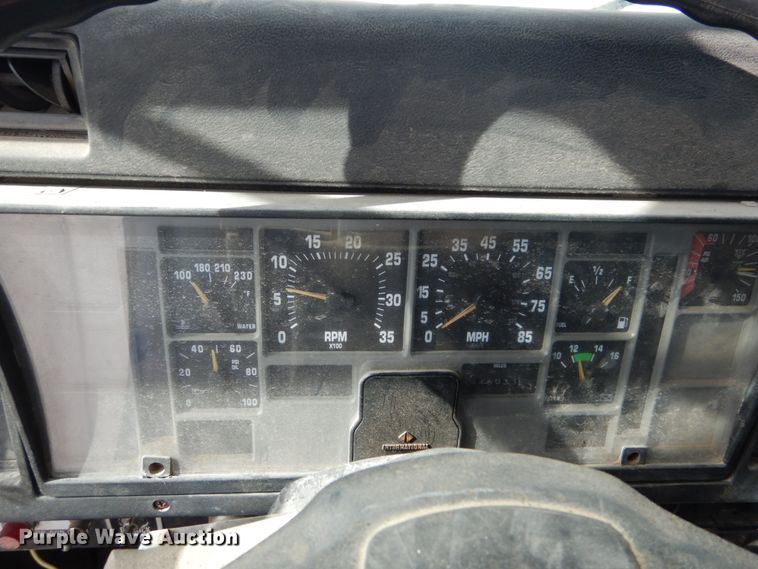 image for item DI1023 1993 International 4900  digger derrick truck