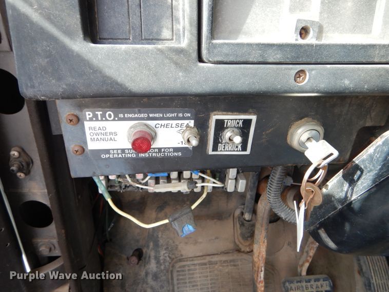 image for item DI1023 1993 International 4900  digger derrick truck