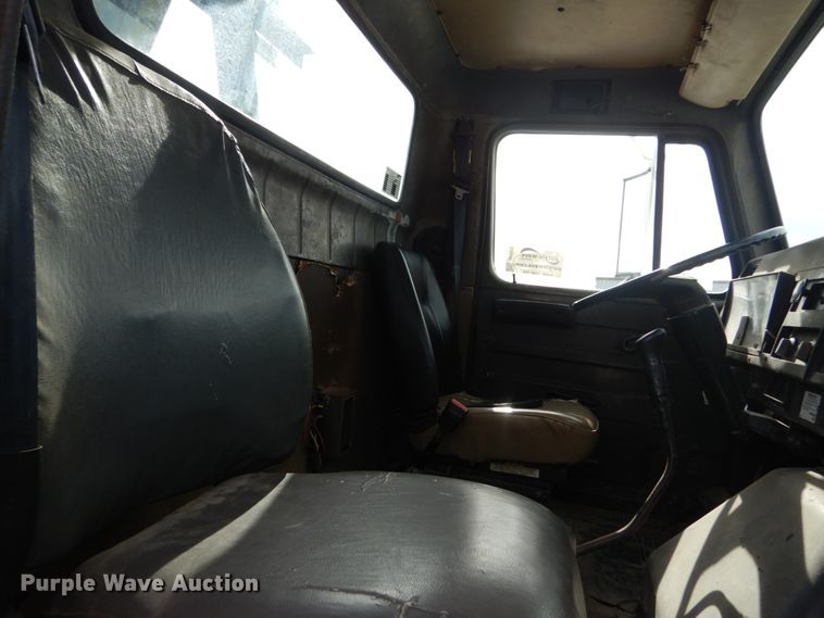 image for item DI1023 1993 International 4900  digger derrick truck