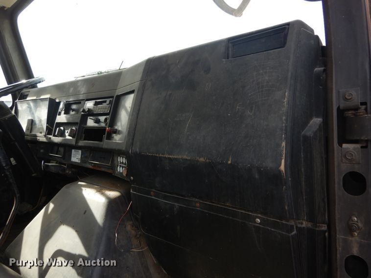 image for item DI1023 1993 International 4900  digger derrick truck