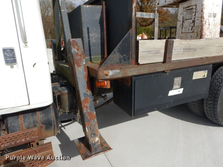 image for item DI1023 1993 International 4900  digger derrick truck