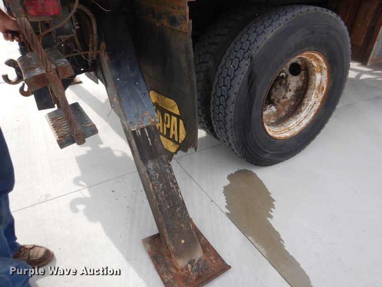 image for item DI1023 1993 International 4900  digger derrick truck