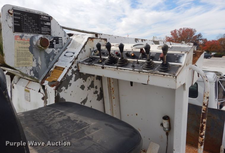 image for item DI1023 1993 International 4900  digger derrick truck