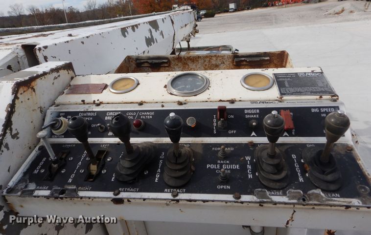 image for item DI1023 1993 International 4900  digger derrick truck