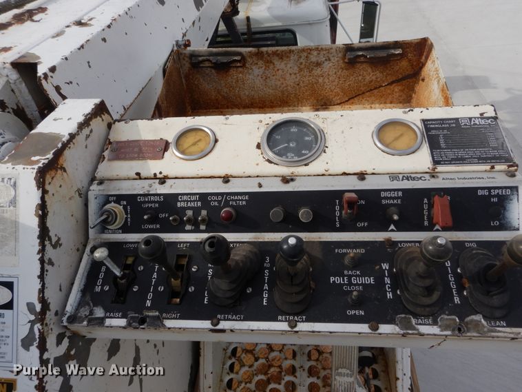 image for item DI1023 1993 International 4900  digger derrick truck