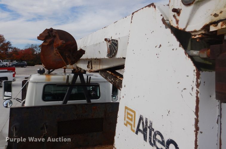 image for item DI1023 1993 International 4900  digger derrick truck