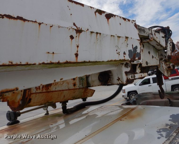 image for item DI1023 1993 International 4900  digger derrick truck