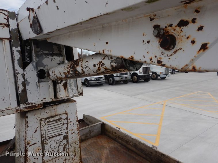 image for item DI1023 1993 International 4900  digger derrick truck