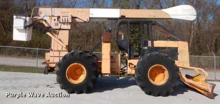 image for item DI1032 John Deere 440 skidder with boom