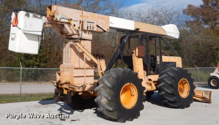 image for item DI1032 John Deere 440 skidder with boom