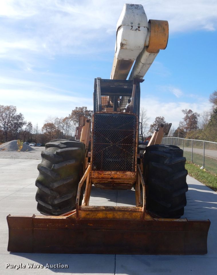 image for item DI1032 John Deere 440 skidder with boom